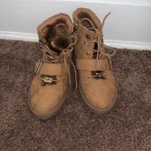 size 4 
MICHAEL Michael Kors Girls' Madeline Reina